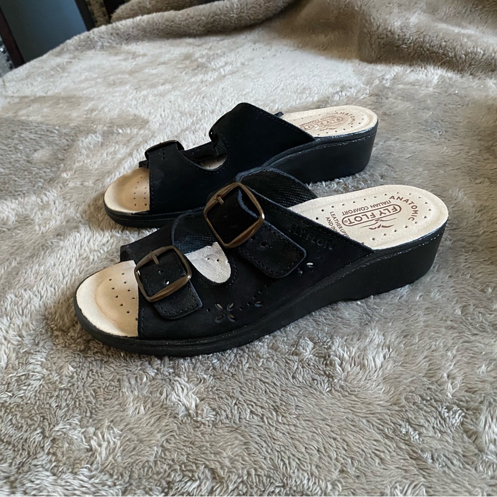 Fly Flot  sandal black with adjustable straps leather uppers and insole size 7